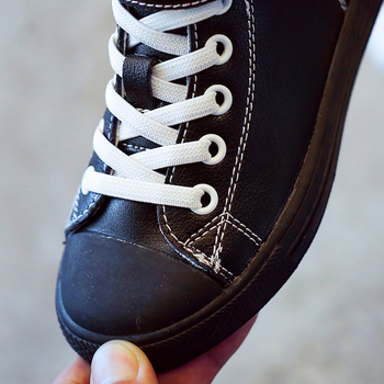 Σπορ-κομψά παιδικά παπούτσια για αγόρια με λευκά και μαύρα μπαλώματα