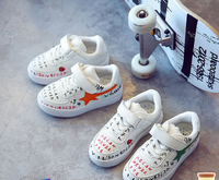 Κομψά παιδικά παπούτσια για αγόρια και κορίτσια σε λευκό με επιγραφές και μπαλώματα