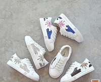 Стилни детски кецове за момичета в бял цвят с лъскава декорация