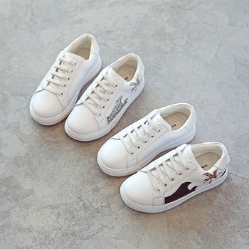 Κομψά παιδικά πάνινα παπούτσια για κορίτσια σε λευκό με λαμπερή διακόσμηση