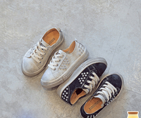 Κομψά παιδικά πάνινα παπούτσια για κορίτσια σε δύο χρώματα με πέτρινη διακόσμηση