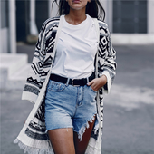 Πολύ κομψή  γυναικεία ζακέτα  τύπου poncho με ενδιαφέροντα μοτίβα γεωμετρικά σχήματα