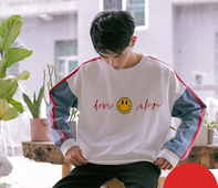 Ευρεία ανδρική  μπλούζα με πολύχρωμα μανίκια και δίχρωμη εικόνα