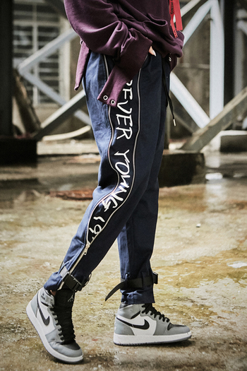 Интересен модел мъжки панталон с надпис в два цвят