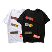 Κομψή ανδρική μπλούζα με εφαρμογή και επιγραφές