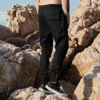 Спортно-елегантен панталон за мъжете тип Слим в черен цвят