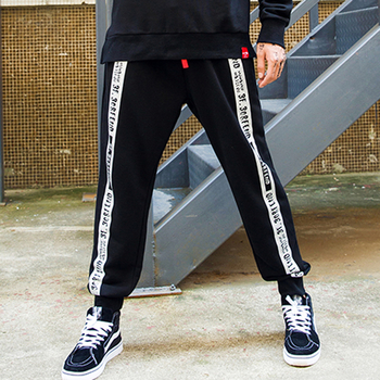 Спортен мъжки панталон с ластици и надписи по дължината в черен цвят