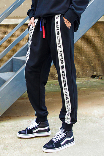 Спортен мъжки панталон с ластици и надписи по дължината в черен цвят