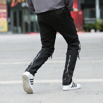 Спортно-елегантен мъжки панталон с накъсан мотив към коленете в черен цвят