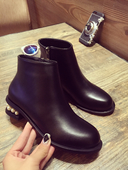 Κομψές γυναικείες μπότες σε μαύρο χρώμα με διακόσμηση και τακούνι