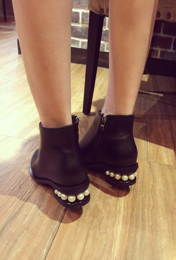 Κομψές γυναικείες μπότες σε μαύρο χρώμα με διακόσμηση και τακούνι
