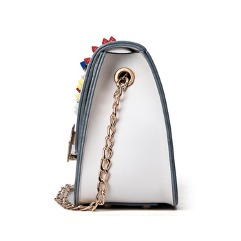 Ежедневна дамска чанта в два цвята с бродерия и метална дръжка