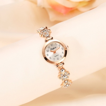 Нежен дамски часовник с камъни в златист и сребърен цвят