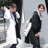 Ένα όμορφο αθλητικό παλτό σε ένα απλό σχέδιο και  με κουκούλα 