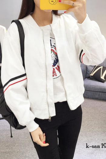 Γυναικείο αθλητικό μπουφάν κατάλληλο για κρύες μέρες σε λευκό και μαύρο χρώμα με εφαρμογή