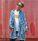 Стилно дълго дамско яке с накъсани мотиви и надпис