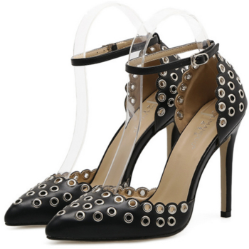 Екстравагантни дамски обувки на висок ток с интересни метални кръгли нитове и закопчалка около глезена