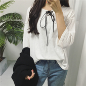 Σπορ-κομψό γυναικείο πουκάμισο  σε λευκό και μαύρο χρώμα με δεσμούς και με  ευρύ μοτίβο