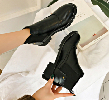 Κομψές γυναικείες μπότες με σκληρή μη ολισθηρή σόλα σε μαύρο και καφέ χρώμα