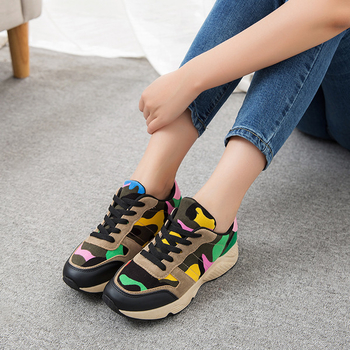 Αθλητικά κομψά γυναικεία παπούτσια σε τρία χρώματα, κατάλληλα για τη καθημερινή ζωή