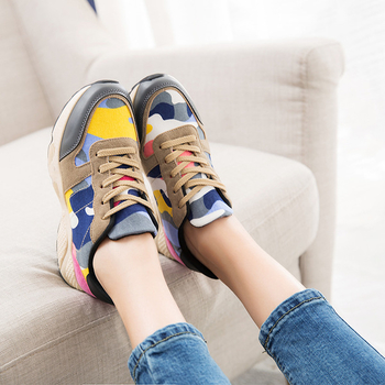 Αθλητικά κομψά γυναικεία παπούτσια σε τρία χρώματα, κατάλληλα για τη καθημερινή ζωή