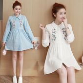 Стилна риза за бременни жени с бродерия в бял и син цвят