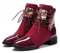 Ενδιαφέρουσες γυναικείες μπότες με κάλυψη βερνίκι  και κορδόνια