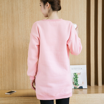 Ежедневен пуловер за бременни жени в розов цвят с анимационно изображение