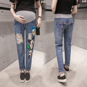 Сладки ежедневни дънки за бременни жени с накъсан мотив и аликации на анимационни изображения