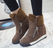Χειμερινές γυναικείες μπότες  σε μαύρο και καφέ χρώμα