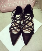 Κομψά γυναικεία μοκασίνια σε μαύρο χρώμα και  με σταυρωτά ιμάντα