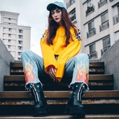 Τρέχουσα γυναικεία μπλούζα  με μακριά και φαρδιά μανίκια και σταυρωτές συνδέσεις κατά μήκος των ώμων