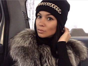 Χειμερινό γυναικείο καπέλο  casual με μια ενδιαφέρουσα γυαλιστερή αλυσίδα