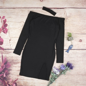 Κομψό γυναικείο φόρεμα με μακρύ μανίκι και σχισμή με πεσμένους ώμους σε μαύρο χρώμα