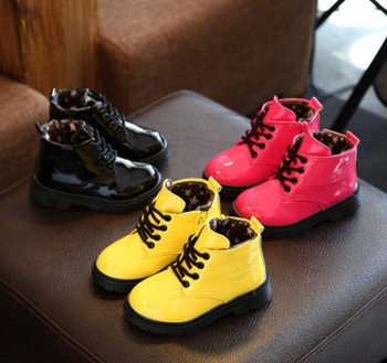 Παιδικά παπούτσια για κορίτσια σε τρία χρώματα