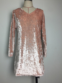 Πολύ ενδιαφέρουσα γυναικεία  βελούδινη φόρεμα με V-λαιμόκοψη και μακριά μανίκια