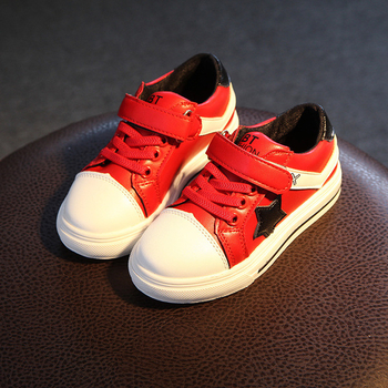 Κομψά πάνινα παπούτσια για αγόρια σε λευκό, κόκκινο και μαύρο με λουράκια βελκρό