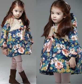Красиво зимно детско яке за момичета във флорален мотив с панделка в широк модел