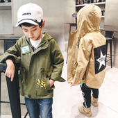 Παιδικό μπουφάν για το φθινόπωρο για αγόρια με κουκούλα και εφαρμογές σε τρία χρώματα