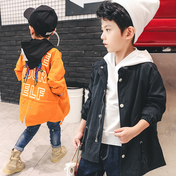 Μακρύ  φθινοπωρινό μπουφάν  για αγόρια με μια επιγραφή στην πλάτη σε μαύρο και πορτοκαλί χρώμα 