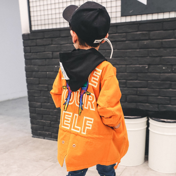 Дълго есенно яке за момчета с надпис на гърба в черен и оранжев цвят