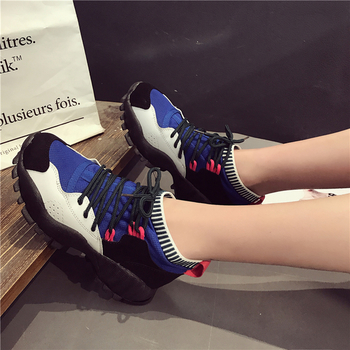 Αθλητικά παπούτσια για κυρίες σε δύο χρώματα, κατάλληλα για τον τουρισμό