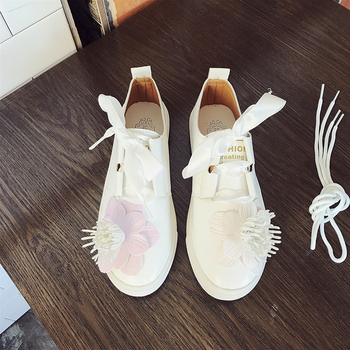 Κομψά γυναικεία αθλητικά παπούτσια με φανταστική διακόσμηση σε λευκό χρώμα