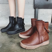 Много стилни дамски ежедневни боти с равна подметка