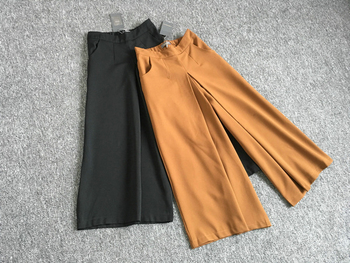 Πολύ κομψό γυναικείο παντελόνι με  ψηλή μέση και φαρδιά πόδια σε μαύρο και καφέ χρώμα