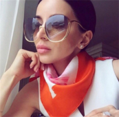 Γυναικεία γυαλιά ηλίου με ενδιαφέρον σχήμα πλαισίου