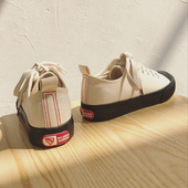 Γυναικεία πάνινα παπούτσια  με μια επίπεδη τρίχρωμη σόλα