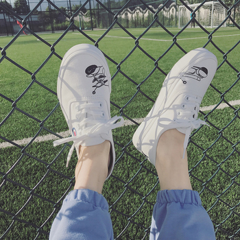Απλά γυναικεία αθλητικά παπούτσια σε λευκό και μαύρο χρώμα με μια εικόνα
