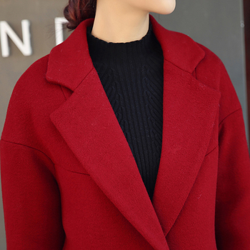 Много елегантно ежедневно дамско дълго палто в стилен червен цвят