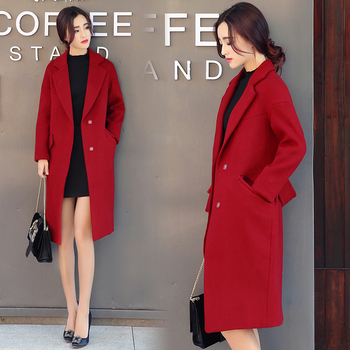 Много елегантно ежедневно дамско дълго палто в стилен червен цвят
